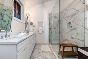 Ensemble douche/baignoire, sèche-cheveux