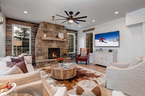 Televisión, chimenea y oficina 