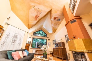 TV connectée, cheminée, chaîne hi-fi