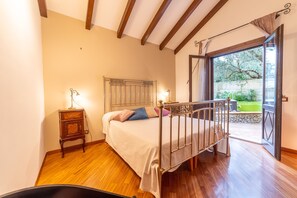 4 bedrooms, iron/ironing board, travel cot, free WiFi