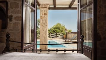 2 dormitorios, tabla de planchar con plancha, cuna de viaje