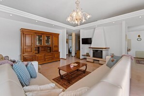 Smart TV, fireplace - Stylish Villa in Buje with outdoor kitchen (Buje)