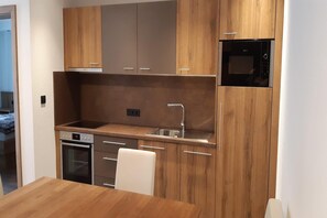 冷蔵庫、オーブン、コンロ、食器洗い機