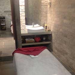 Phòng xông hơi, trị liệu toàn thân, massage đá nóng, massage mô sâu