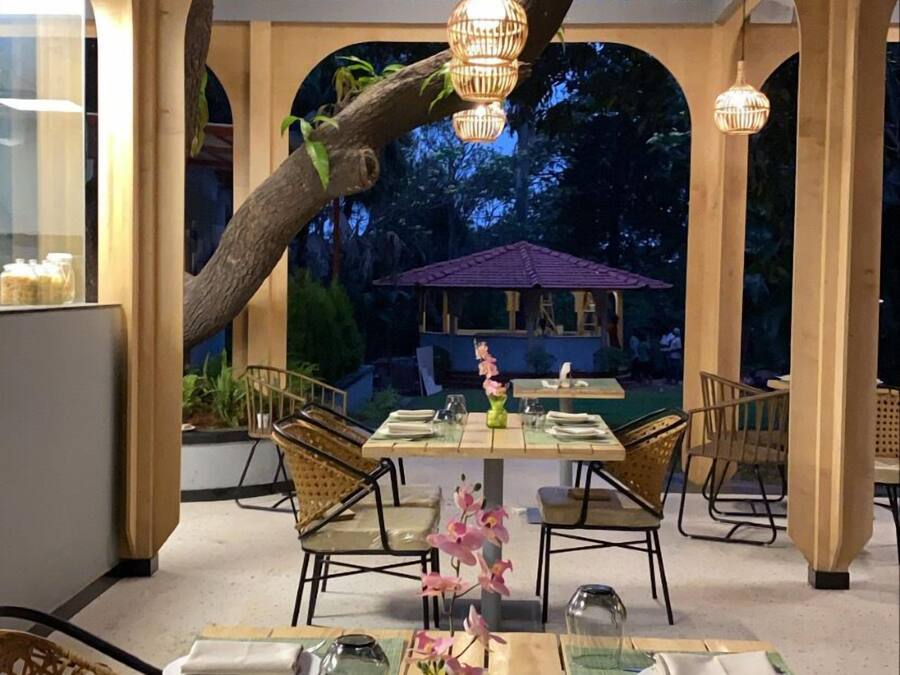 2 restaurants; breakfast, lunch, dinner, and brunch served