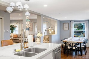 Dining - 8022 entire · Huge 8b5b House @Edmonds/close to Ferry Terminal (Edmonds)