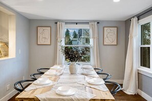 Dining - 8022 entire · Huge 8b5b House @Edmonds/close to Ferry Terminal (Edmonds)
