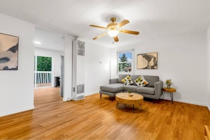 TV - 1803 Renton · 2b1b Sweet Suite @Renton 10 mins to SeaTac airport (Renton)