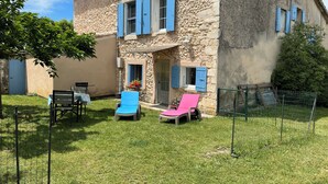 A stone house with a small garden, outdoor seating, and a metal fence. - Views of Sault, cycling, hiking, Mont Ventoux (Sault)