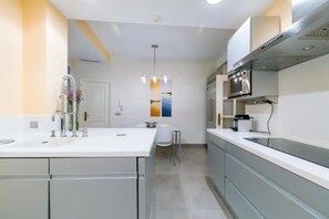 Fridge, microwave, oven, stovetop - JEREZ II DOOR (Sevilla)