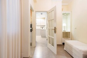 2 bedrooms, desk, soundproofing, iron/ironing board - JEREZ II DOOR (Sevilla)