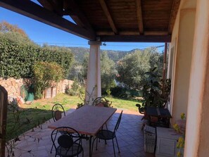 Outdoor dining - Cozy cottage close to everything (Loiri Porto San Paolo)