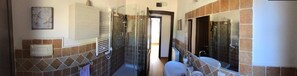 Doccia, asciugacapelli, bidet, asciugamani