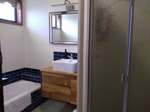 Hair dryer, towels, soap, shampoo - Spacious home in Heathcote township.  Perfect for families and groups. (Heathcote)