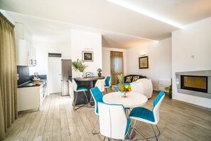 Deluxe-huvila, 2 makuuhuonetta, pääsy uima-altaalle, näköala uima-altaalle | Yksityinen keittiö | Jääkaappi, mikroaaltouuni, uuni, liesi