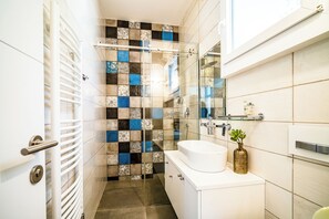 Villa   – deluxe, 2 soverom, privat basseng, sjøutsikt | Bad | Dusj, hårføner, håndklær og såpe