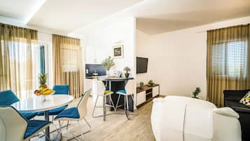 Deluxe Villa, 3 Bedrooms | Private kitchen | Fridge, microwave, oven, stovetop