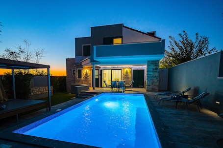 Una piscina al aire libre de temporada