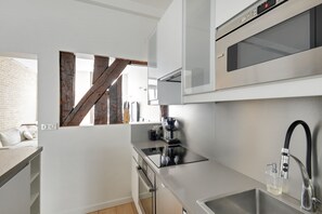 Fridge, microwave, oven, stovetop - NEW APARTMENT MARCHE ST HONORE (Paris)