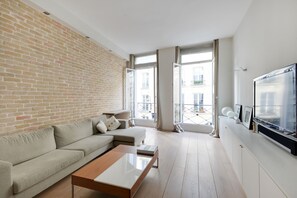 TV, video games, DVD player, books - NEW APARTMENT MARCHE ST HONORE (Paris)