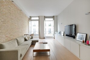 Télévision, jeux vidéo, lecteur de DVD, livres