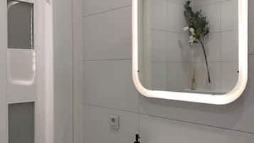 Dusche, Haartrockner, Handtücher, Seife