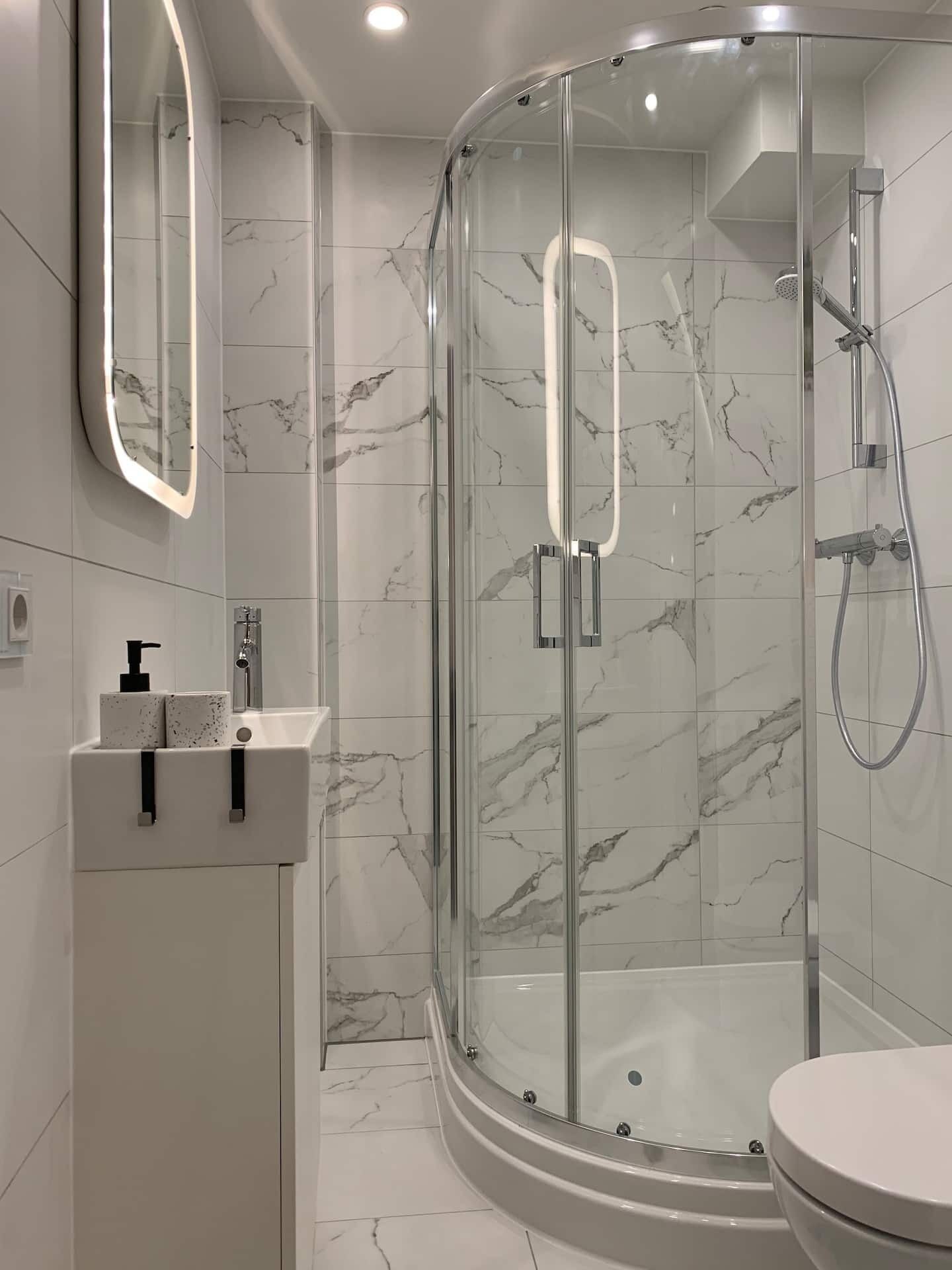 Een douche, een haardroger, handdoeken, zeep