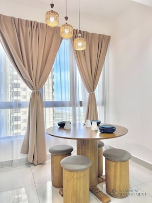 Estudio Confort, vistas al mar | Servicio de comidas en la habitación