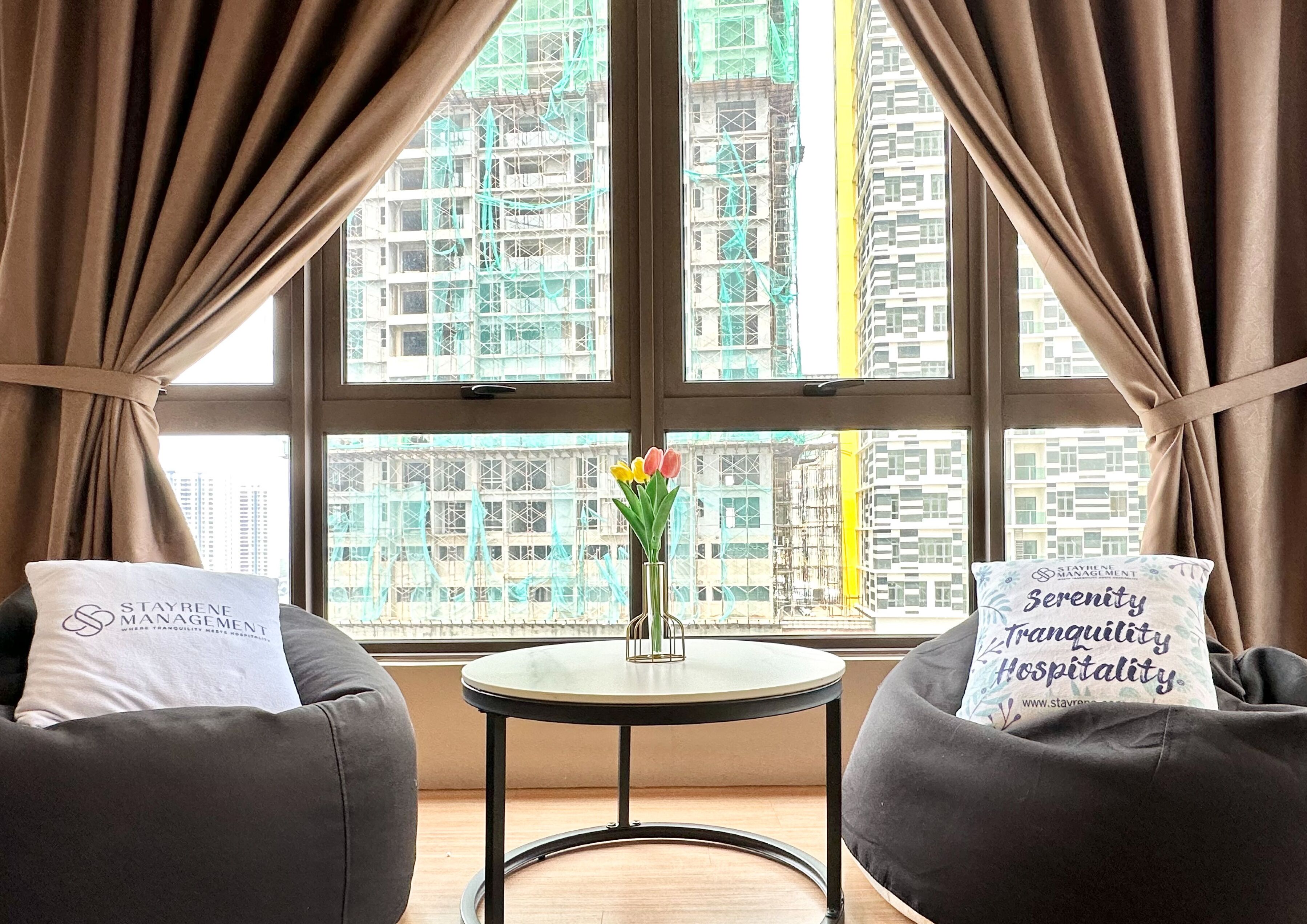 Departamento familiar, 2 habitaciones, para no fumadores, vista a la ciudad | Área de sala de estar | Smart TV de 58 pulgadas con canales digitales, televisión y Netflix 