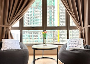Apartamento familiar, 2 habitaciones, no fumadores, vistas a la ciudad | Zona de estar | Smart TV de 58 pulgadas con canales digitales, una televisión