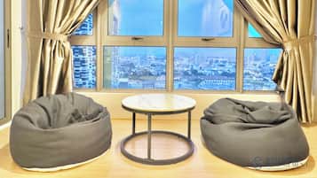 Departamento familiar, 2 habitaciones | Área de sala de estar | Smart TV de 58 pulgadas con canales digitales, televisión y Netflix