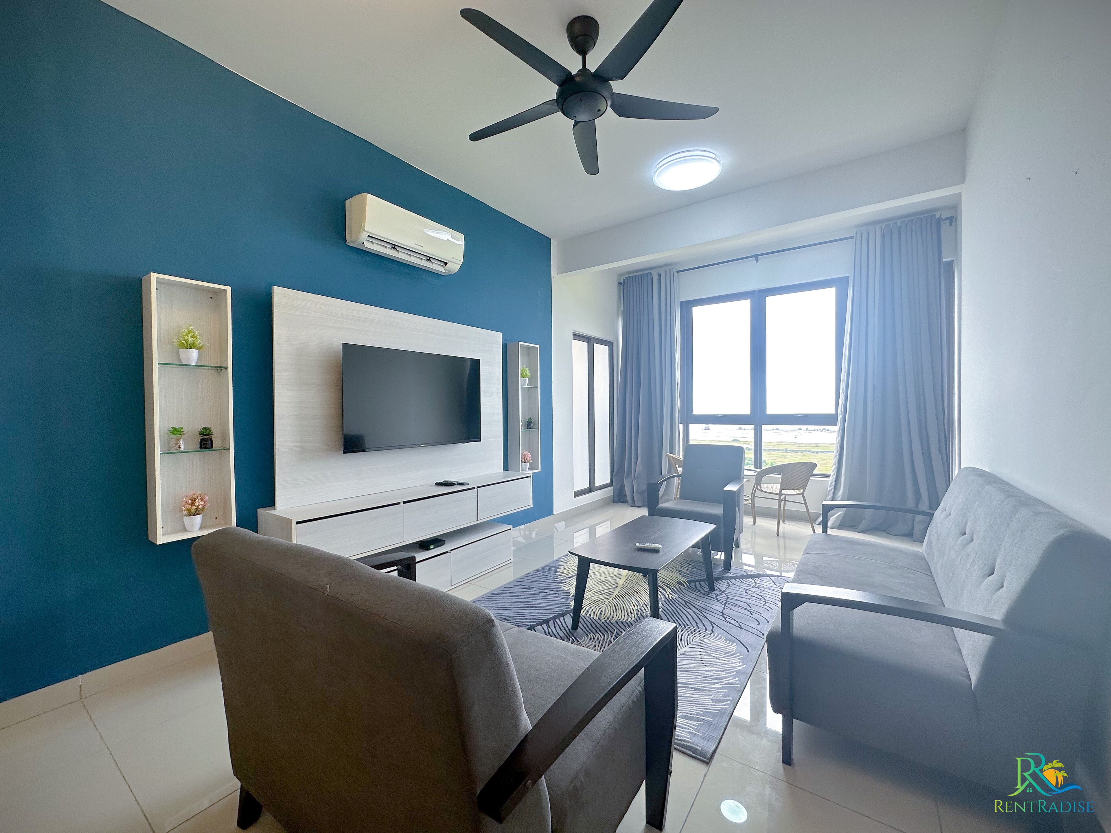 Apartment, 2 Bedrooms | Ruang tamu | 58 inci sebuah televisyen pintar dengan digital, TV, Netflix