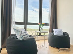 Suite estudio, vistas a la ciudad | Zona de estar | Smart TV de 58 pulgadas con canales digitales, una televisión