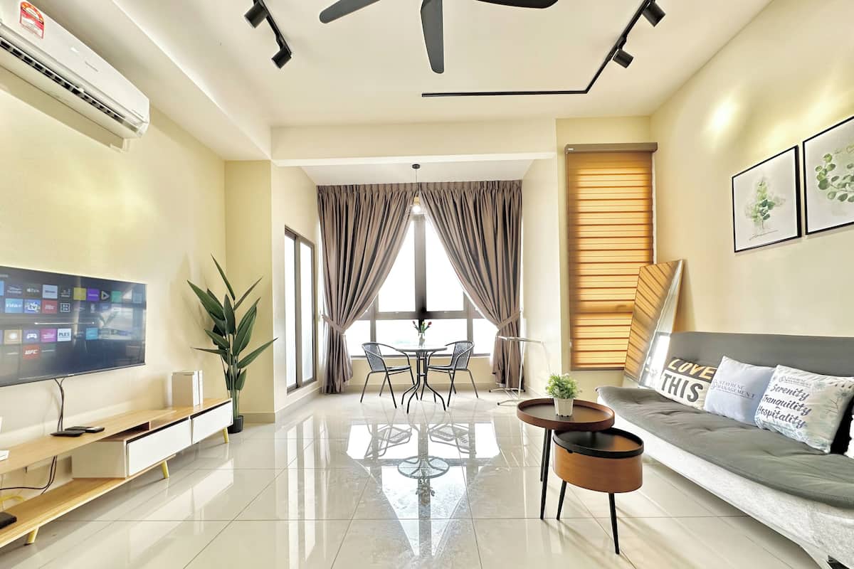 Comfort Apartment, 2 Queen Beds, Non Smoking, Sea View | Living area | 58-inch Smart TV with digital channels, TV, Netflix