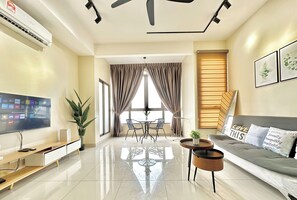 Comfort Apartment, 2 Queen Beds, Non Smoking, Sea View | Living area