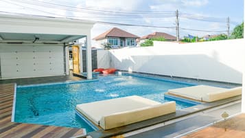 Kolam renang outdoor