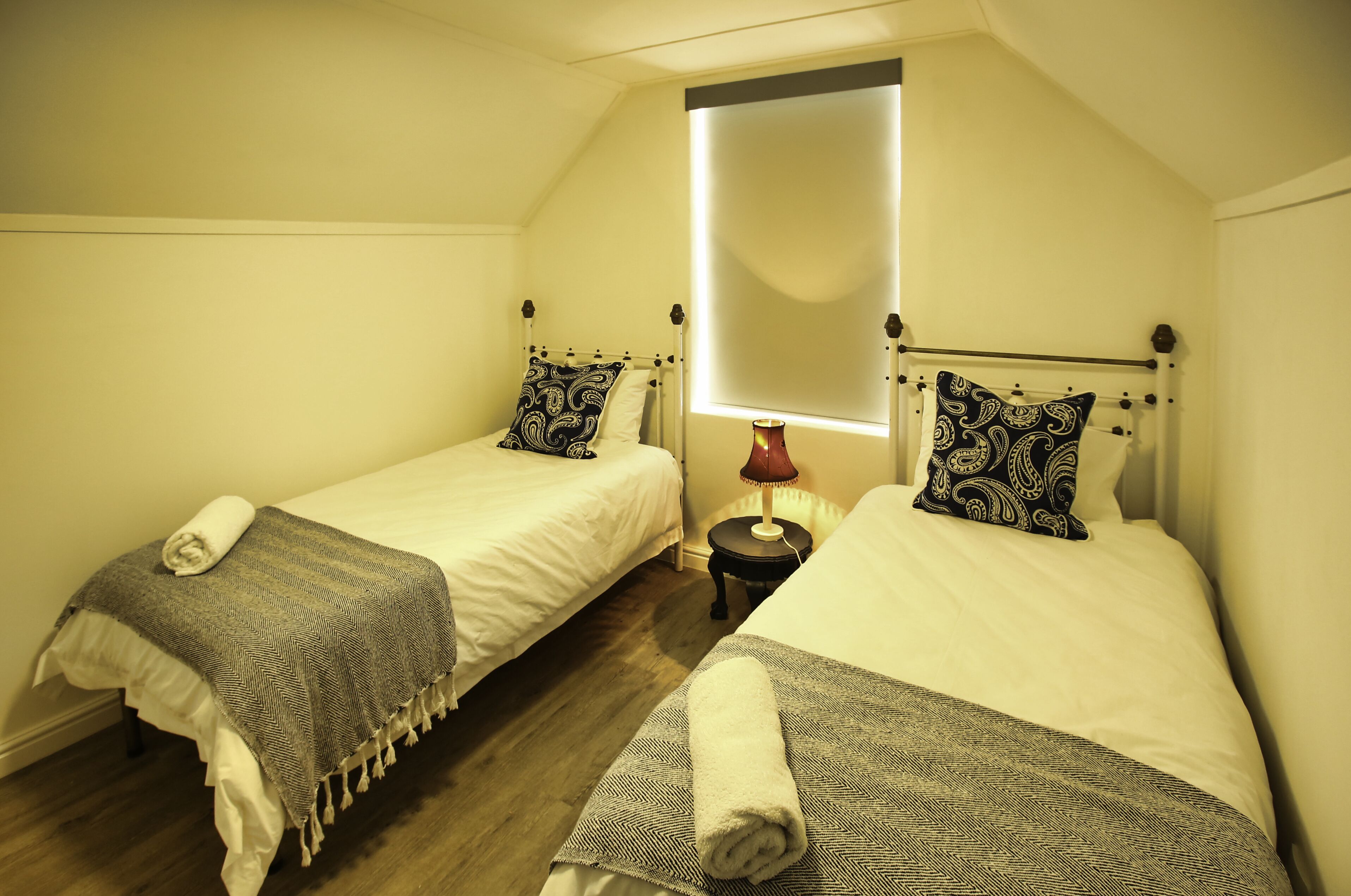 3 عدّة غرف نوم وأغطية فراش متميزة ومكواة/لوح كي وأسرّة أطفال/رضّع