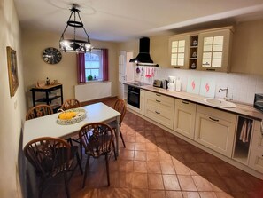 Fridge, microwave, oven, stovetop - Apartment Paulina, Gutshof Lobendorf (Vetschau/Spreewald)