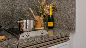 Cafetera/tetera, refrigerador, microondas, horno