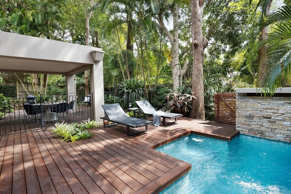 حمّام سباحة مُدفَّأ