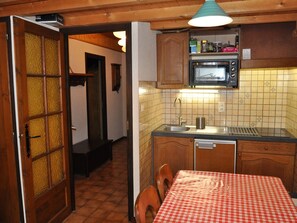 Fridge - 2 Rooms Near Lifts with Mezzanine and Parking (La Chapelle-d'Abondance)