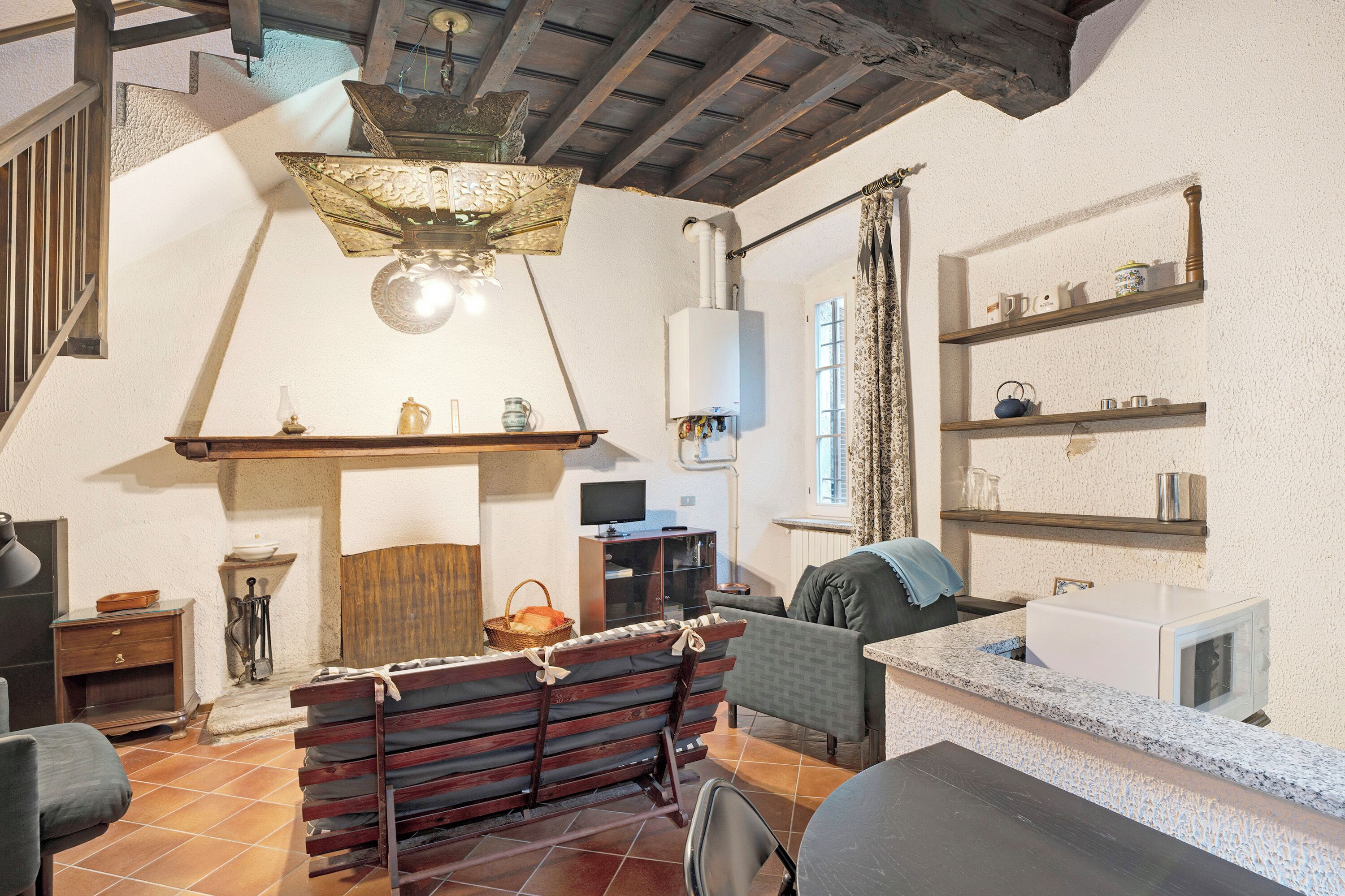 Una televisión, una chimenea, un reproductor estéreo