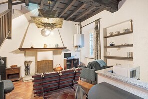 Fernseher, Kamin, Stereoanlage