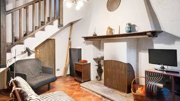 Fernseher, Kamin, Stereoanlage