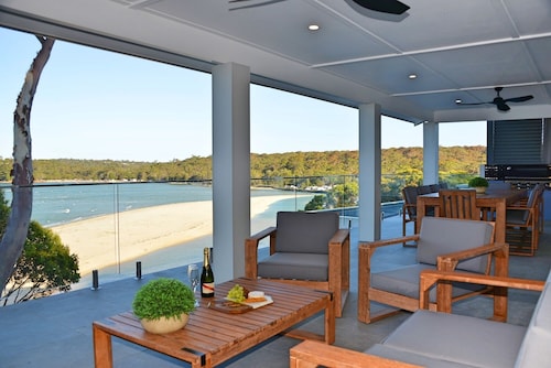 BEACH AT THE BOTTOM OF YOUR GARDEN & OCEAN VIEWS PACIFIC CRES