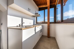 Frigorifero, forno, piano cottura, lavastoviglie
