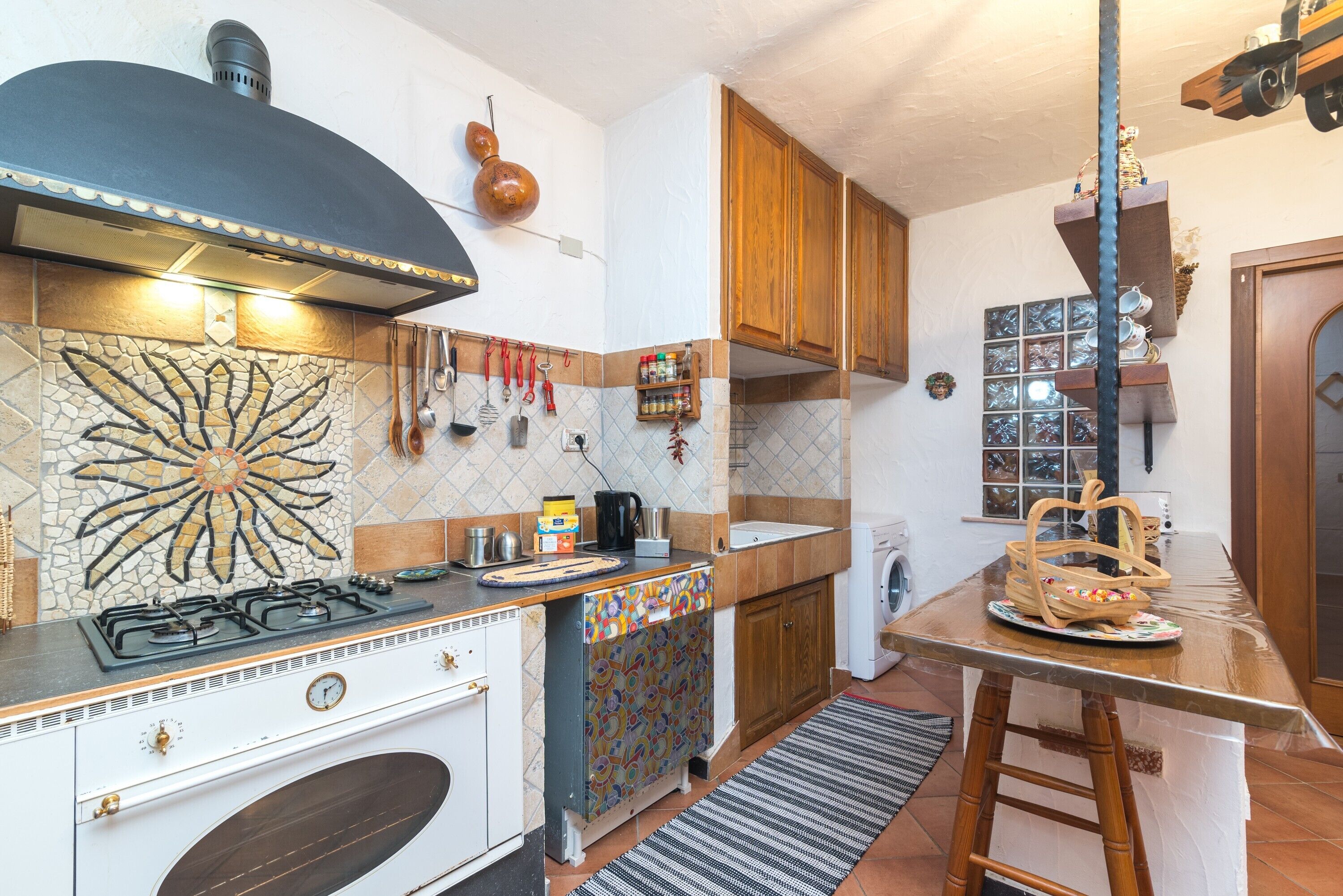 Frigorifero, forno, piano cottura, lavastoviglie