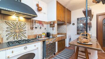 Frigorifero, forno, piano cottura, lavastoviglie