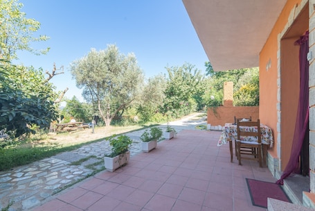 Outdoor dining. Holiday Home "Home on the Hill" with Mountain View, Garden & Wi-Fi