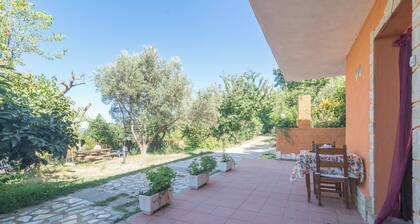 Holiday Home "Home on the Hill" with Mountain View, Garden & Wi-Fi